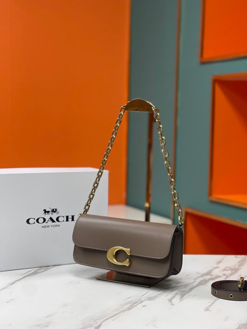 蔻驰最新款斜挎包肩带设计满分100皮质可拆卸肩带